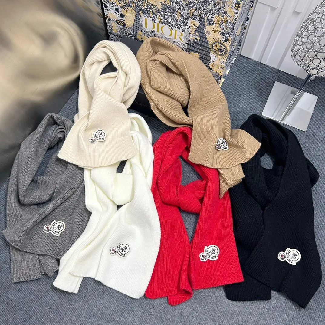 P100 Moncler hat and scarf set🔥