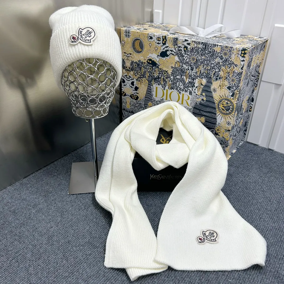 P100 Moncler hat and scarf set🔥