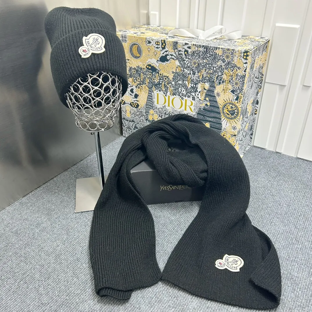 P100 Moncler hat and scarf set🔥