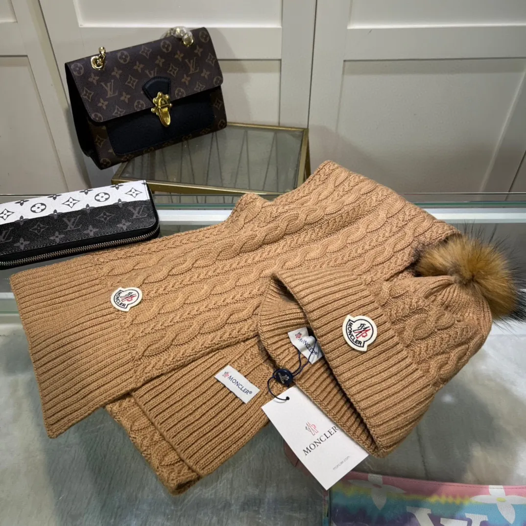 P190 MONCLER classic suit hat! Hat ➕Scarf! Cashmere and Rabbit Velvet Quality! It's warm and super comfortable~A great tool for young ladies to reduce their age in winter~This winter, all you need is a set of hats~It's warm and fashionable! Unisex model! Can be made as a couple model! Complete range of anti-counterfeiting labels and elevators! Many styles, welcome to choose!!