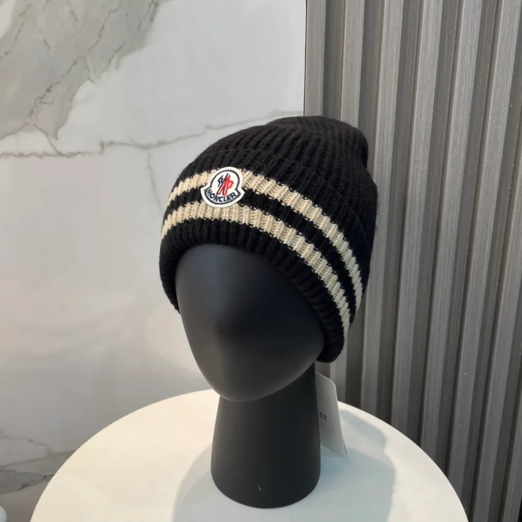 P56 Moncler👒Classic original single-mouthed knitted beanie, made of selected wool fabric with ultra-high wool content‼ ️Super soft to the touch, extremely elastic, high-end, age-reducing, and super warm!