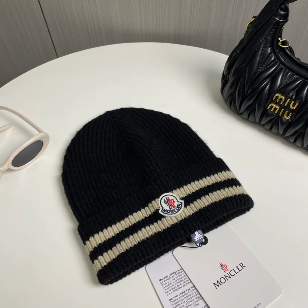 P56 Moncler👒Classic original single-mouthed knitted beanie, made of selected wool fabric with ultra-high wool content‼ ️Super soft to the touch, extremely elastic, high-end, age-reducing, and super warm!
