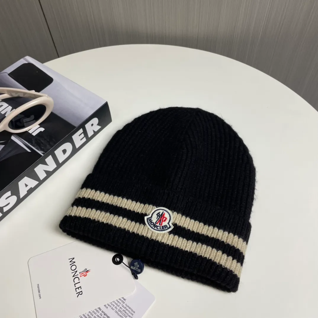 P56 Moncler👒Classic original single-mouthed knitted beanie, made of selected wool fabric with ultra-high wool content‼ ️Super soft to the touch, extremely elastic, high-end, age-reducing, and super warm!