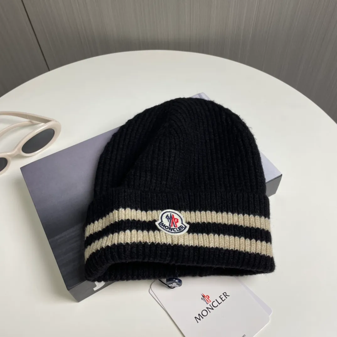 P56 Moncler👒Classic original single-mouthed knitted beanie, made of selected wool fabric with ultra-high wool content‼ ️Super soft to the touch, extremely elastic, high-end, age-reducing, and super warm!
