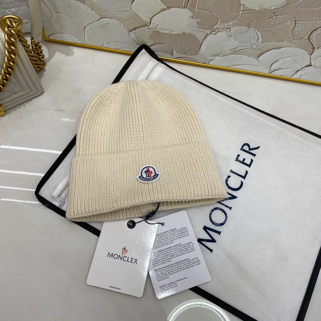 Moncler muzzle knitted hat