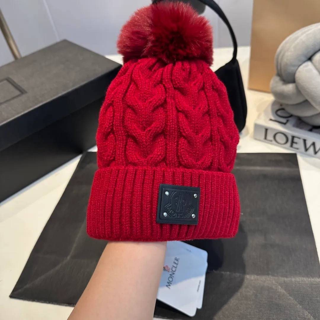 P70 Moncler hooded twist warm wool hat, sweet and cool style get! Reduce your age and make your face appear smaller. I’d like to share it with you all. The four colors match well and the breasts are so milky~