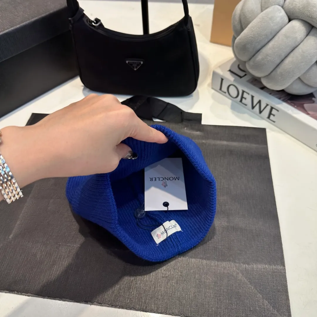P130 Moncler autumn and winter counter style knitted beanie + scarf with classic pattern, warm and fashionable! Fashionable and popular 🌸First-class texture, pure wool