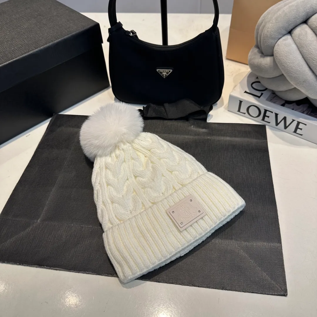 P70 Moncler hooded twist warm wool hat, sweet and cool style get! Reduce your age and make your face appear smaller. I’d like to share it with you all. The four colors match well and the breasts are so milky~