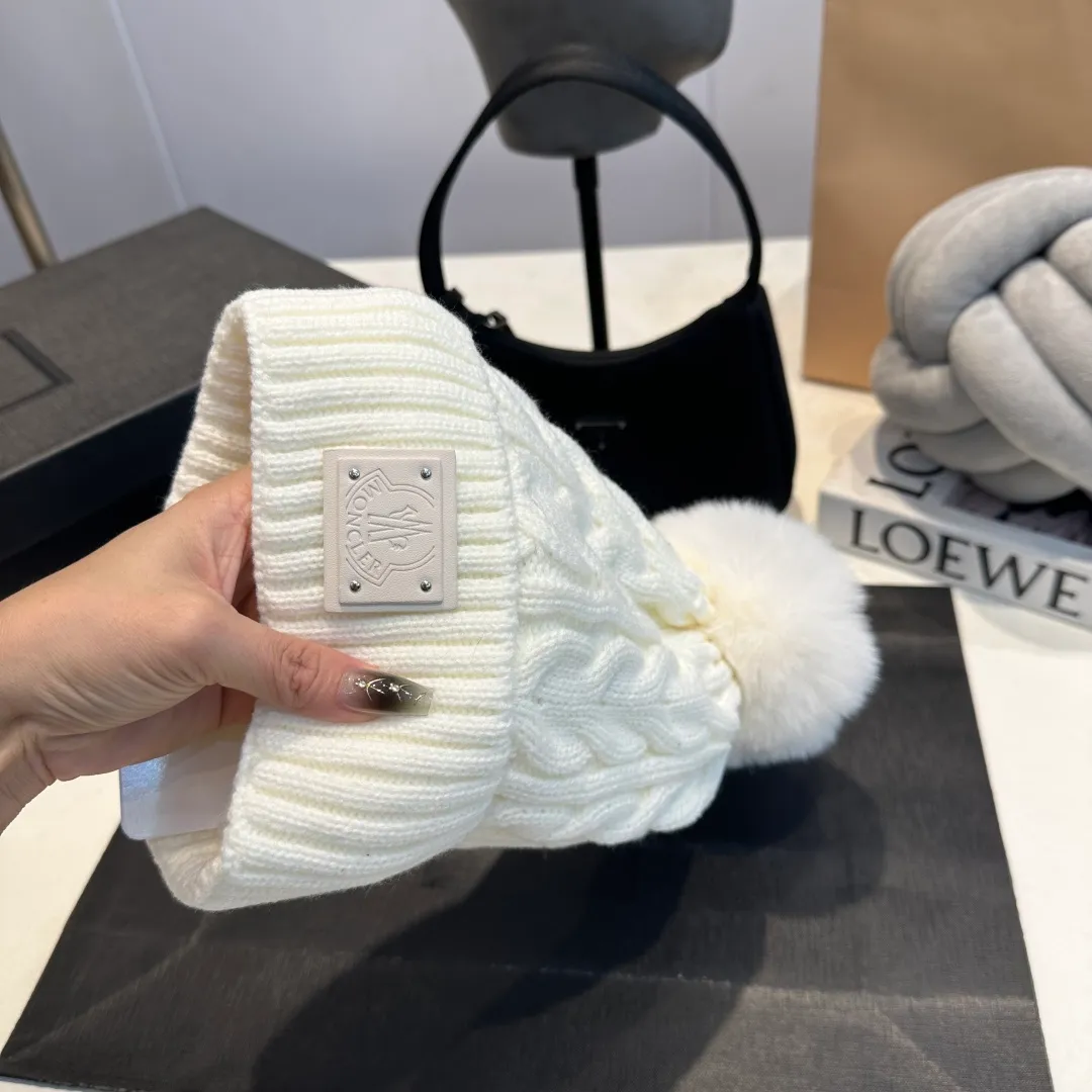 P70 Moncler hooded twist warm wool hat, sweet and cool style get! Reduce your age and make your face appear smaller. I’d like to share it with you all. The four colors match well and the breasts are so milky~