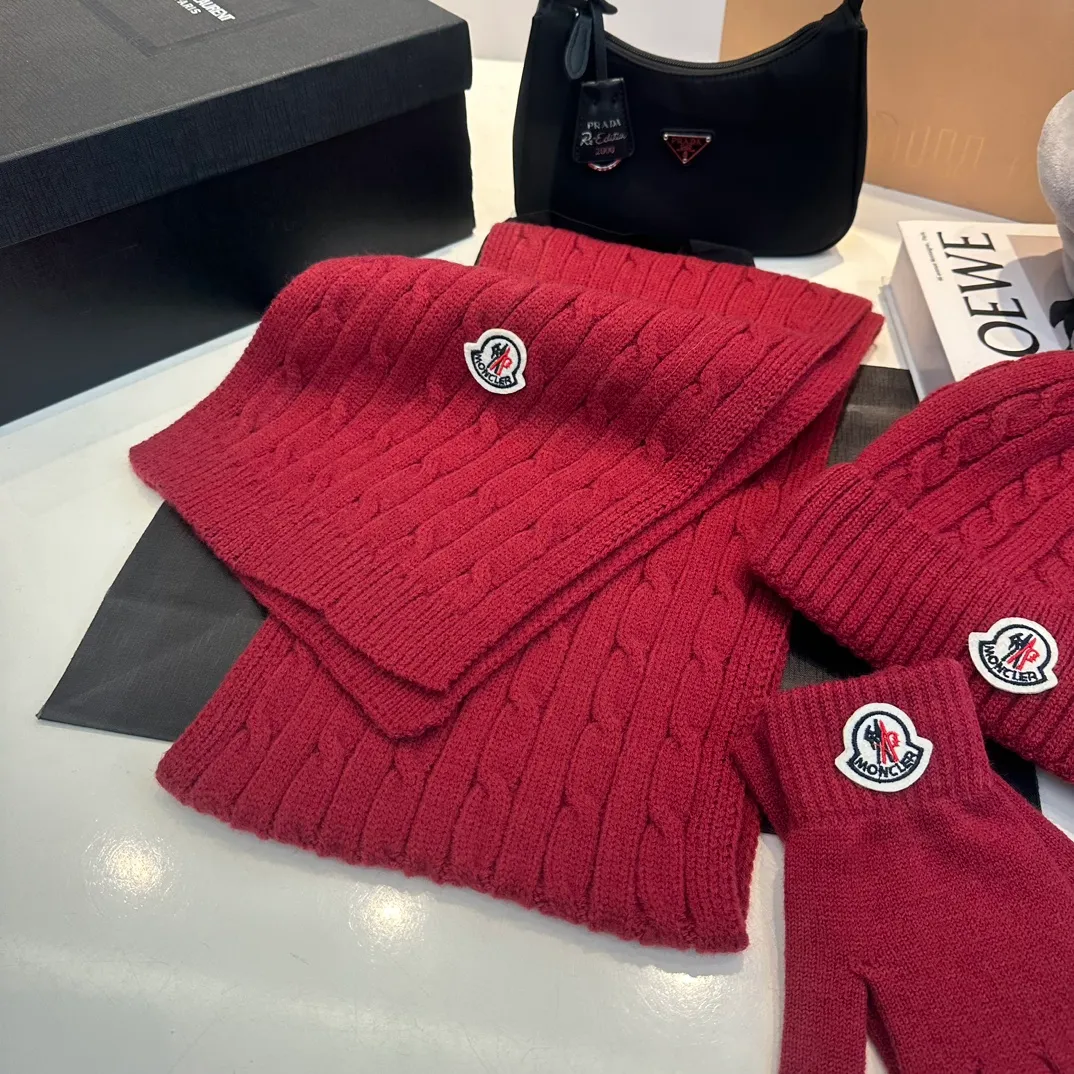P178 Moncler autumn and winter counter model knitted beanie + scarf + gloves three-piece set, classic pattern, warm and fashionable! Fashionable and popular 🌸First-class texture, pure wool