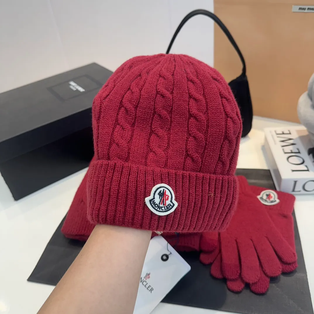 P178 Moncler autumn and winter counter model knitted beanie + scarf + gloves three-piece set, classic pattern, warm and fashionable! Fashionable and popular 🌸First-class texture, pure wool