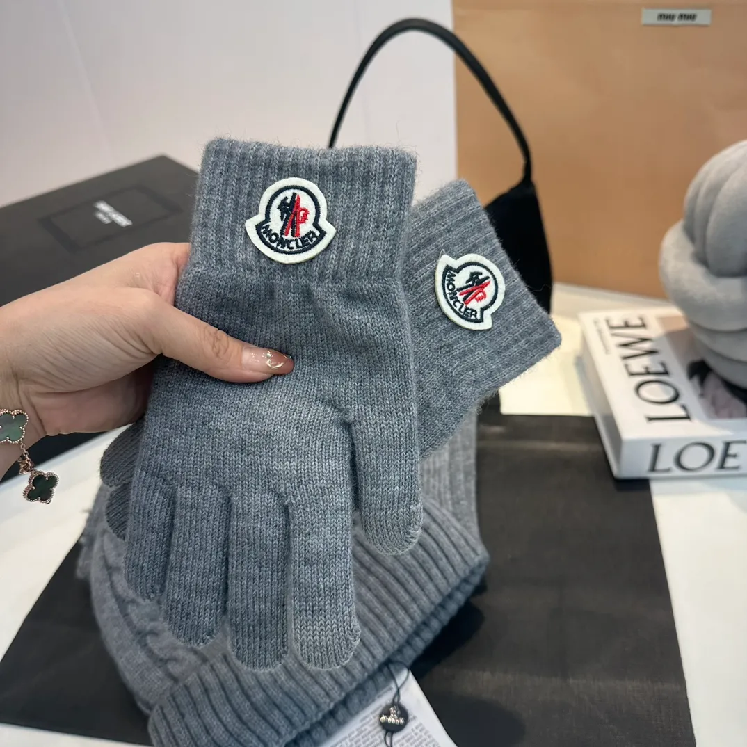 P180 Moncler autumn and winter counter model knitted beanie + scarf + gloves three-piece set, classic pattern, warm and fashionable! Fashionable and popular 🌸First-class texture, pure wool