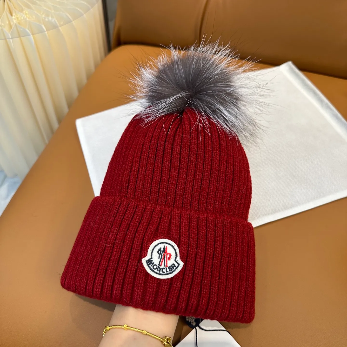 P100 with dust bag, high version Moncler Moncler 💥Official website classic knitted hat, replica of the original. Very soft and skin-friendly, very elastic 💓 Textured and very versatile style ~ Warm cashmere woolen hat, one size fits all and elastic ~ Unisex, can be worn by any head size. Super quality, highly recommended