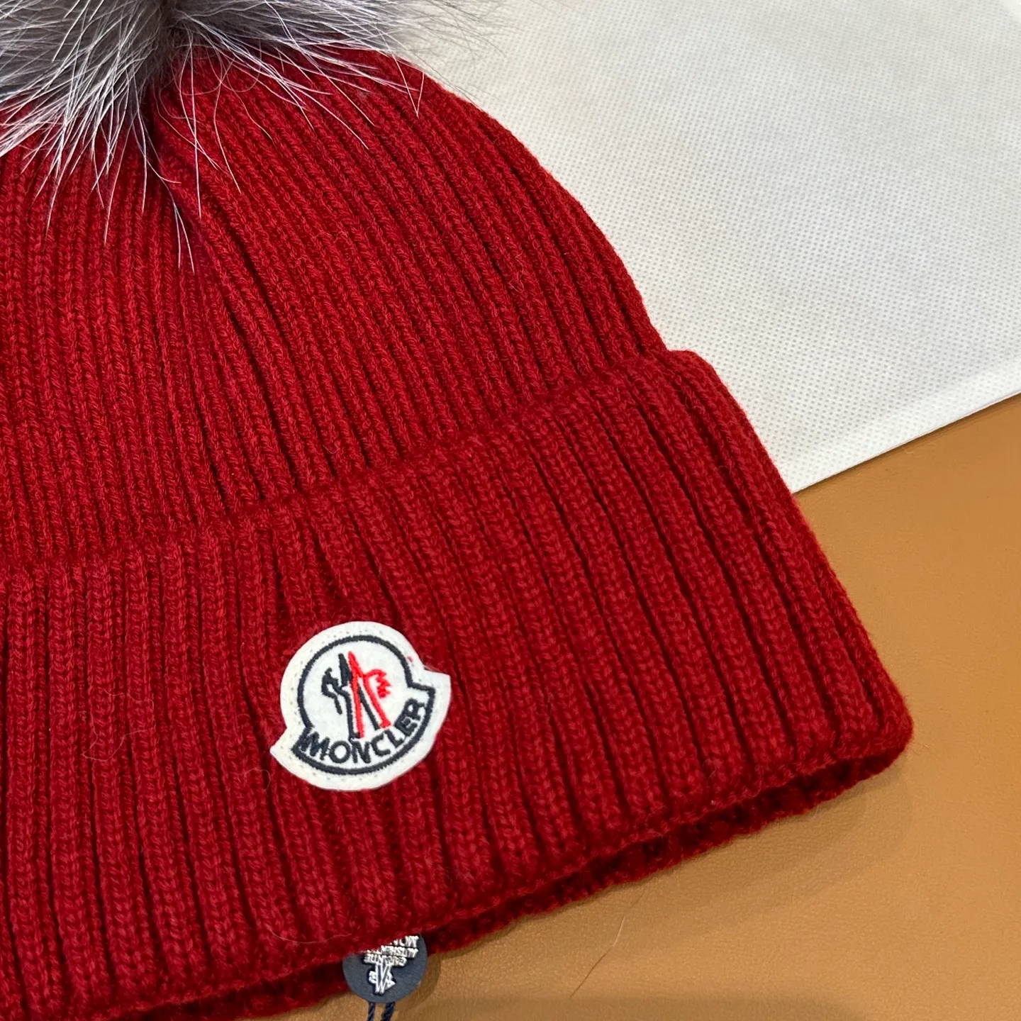 P100 with dust bag, high version Moncler Moncler 💥Official website classic knitted hat, replica of the original. Very soft and skin-friendly, very elastic 💓 Textured and very versatile style ~ Warm cashmere woolen hat, one size fits all and elastic ~ Unisex, can be worn by any head size. Super quality, highly recommended
