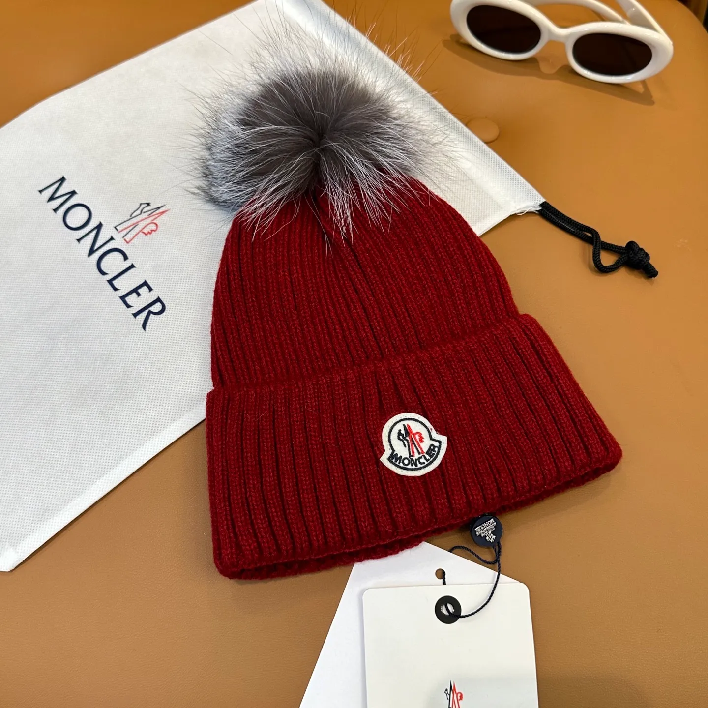 P100 with dust bag, high version Moncler Moncler 💥Official website classic knitted hat, replica of the original. Very soft and skin-friendly, very elastic 💓 Textured and very versatile style ~ Warm cashmere woolen hat, one size fits all and elastic ~ Unisex, can be worn by any head size. Super quality, highly recommended