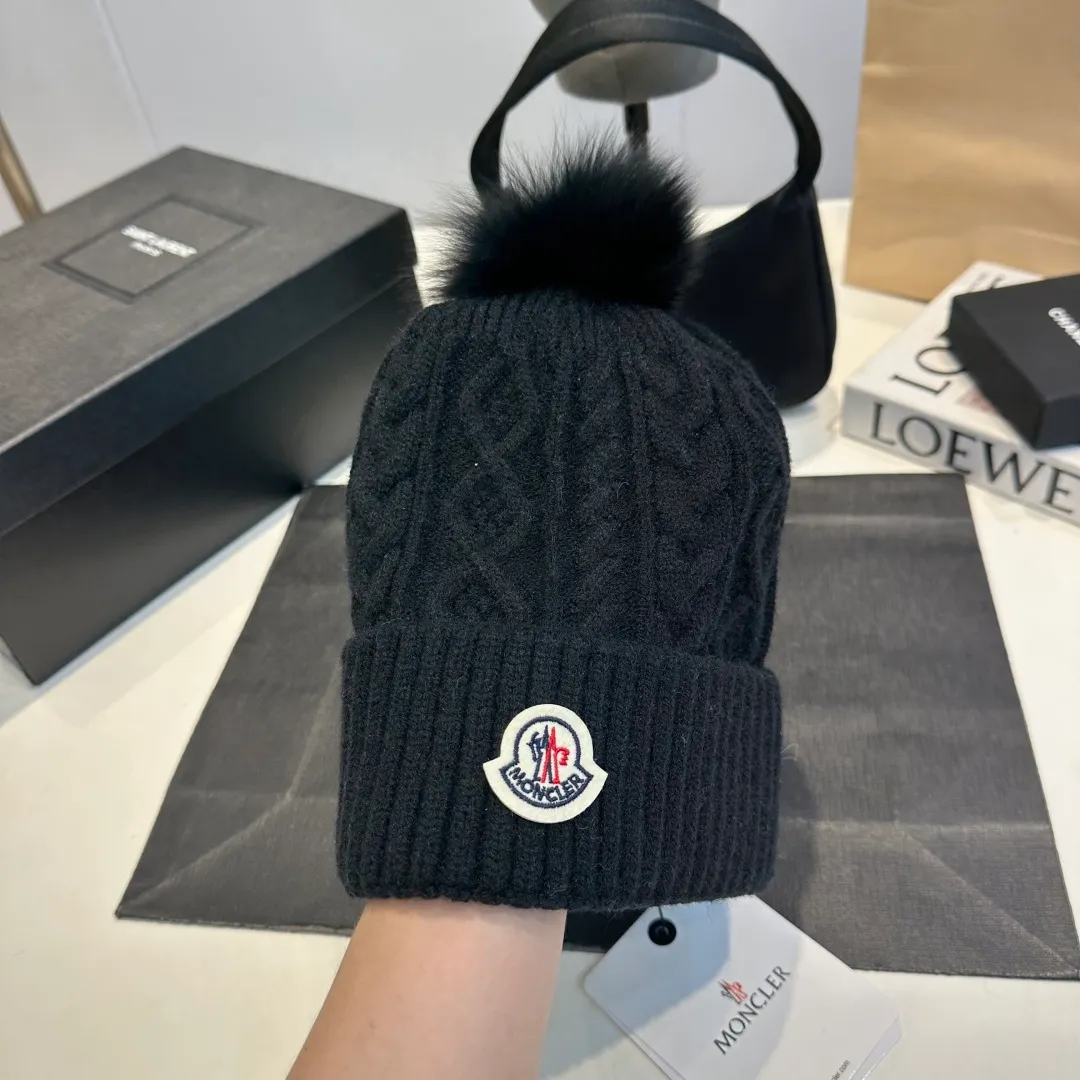 P90 high version Moncler Moncler 💥 Official website classic knitted hat, replica of the original. Very soft and skin-friendly, very elastic 💓 Textured and very versatile style ~ Warm cashmere woolen hat, one size fits all and elastic ~ Unisex, can be worn by any head size. Super quality, highly recommended