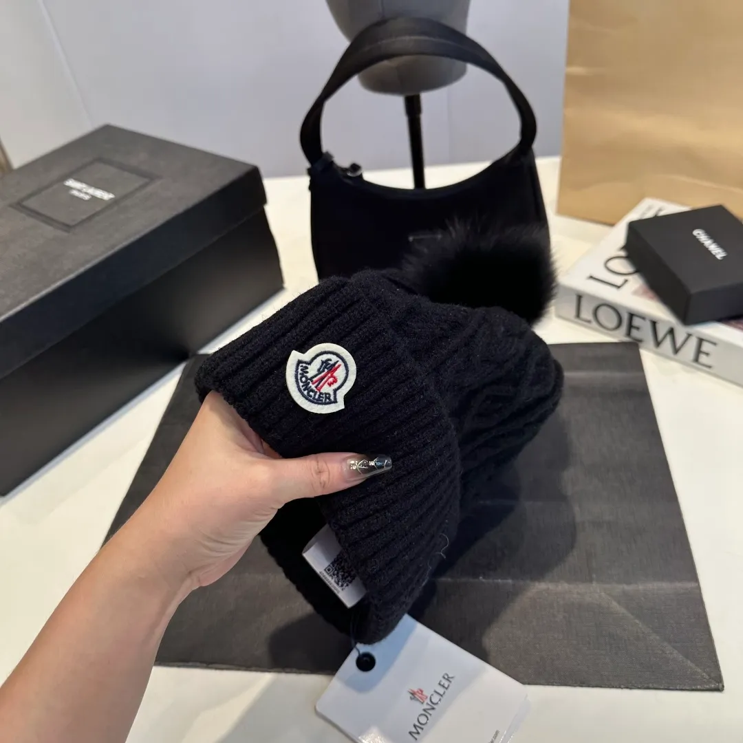 P90 high version Moncler Moncler 💥 Official website classic knitted hat, replica of the original. Very soft and skin-friendly, very elastic 💓 Textured and very versatile style ~ Warm cashmere woolen hat, one size fits all and elastic ~ Unisex, can be worn by any head size. Super quality, highly recommended