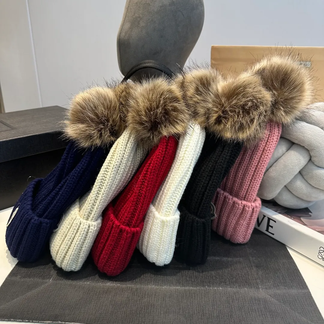 P50 high version Moncler Moncler 💥 Official website classic knitted hat, replica of the original. Very soft and skin-friendly, very elastic 💓 Textured and very versatile style ~ Warm cashmere woolen hat, one size fits all and elastic ~ Unisex, can be worn by any head size. Super quality, highly recommended