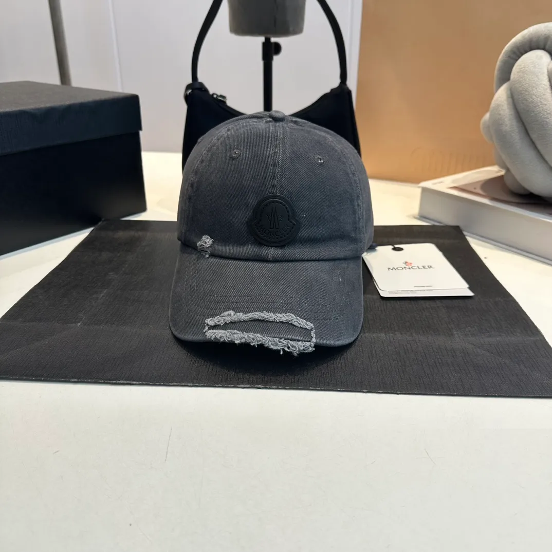 P60 MONCLER autumn and winter ripped baseball cap, suitable for young and fashionable people. It has a strong visual effect, good-looking and high-quality!