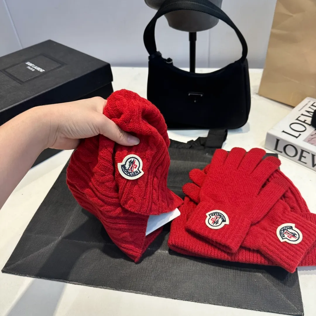 p140 Moncler muzzle suit hat + gloves + scarf autumn and winter style knitted beanie. This must be a minimalist favorite. It is clean, neat, fashionable and versatile, and will never be picky about your face shape! A fashionable classic that lasts forever! Both men and women are welcome