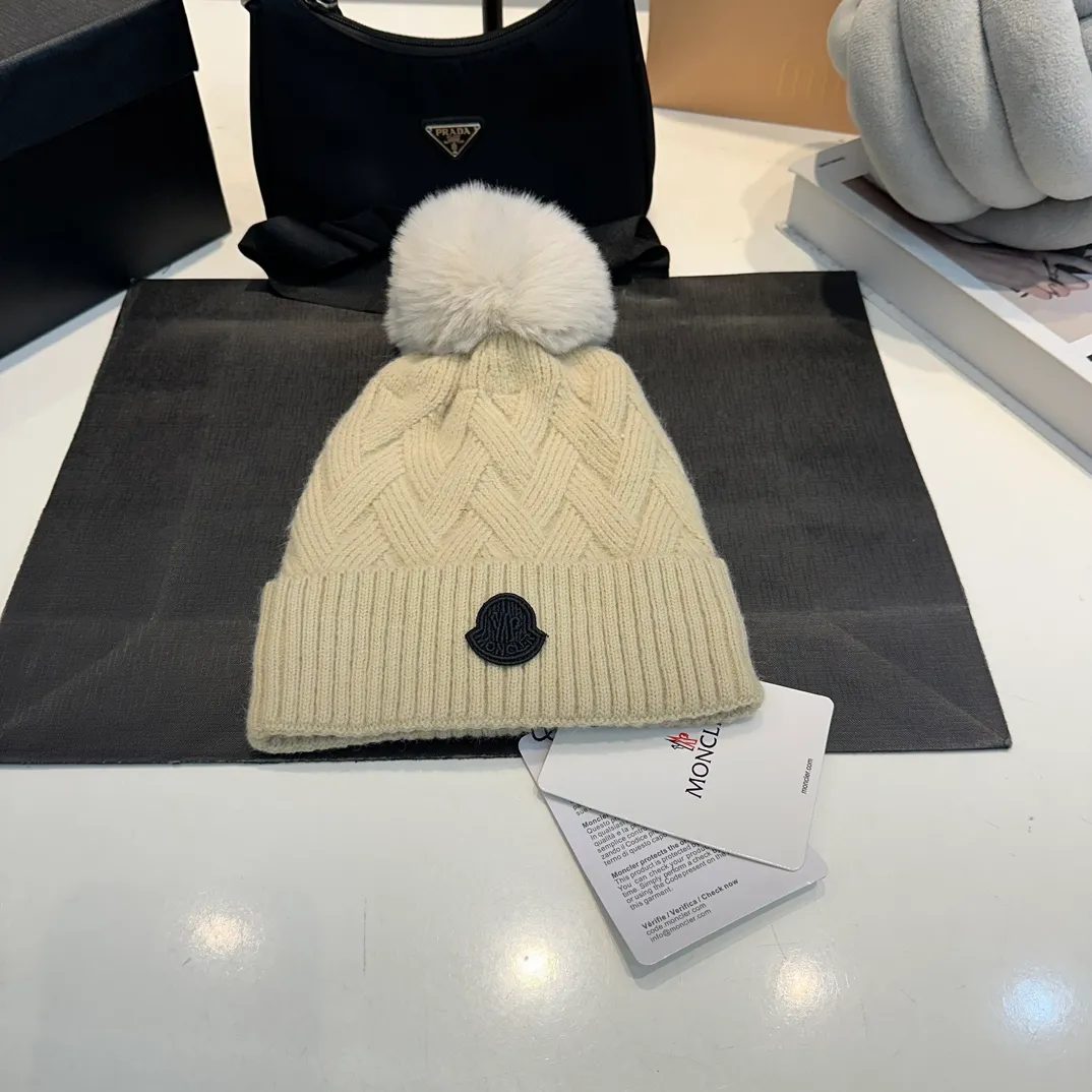 P170 Moncler autumn and winter counter model knitted beanie + scarf + gloves three-piece set, classic pattern, warm and fashionable! Fashionable and popular 🌸First-class texture, pure wool
