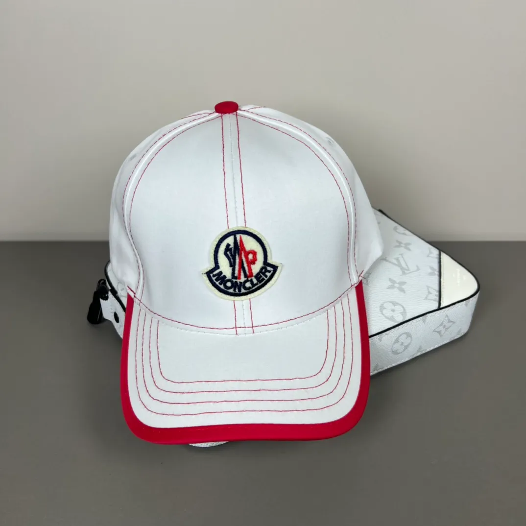 P56 comes with dust bag MONCLER mouth covering 🎩Good quality, high-end atmosphere, super popular 💖The texture is great, it is very easy to match when out on the street! Fashion trends! A must-have item for going out, the same style for men and women, get it now!
