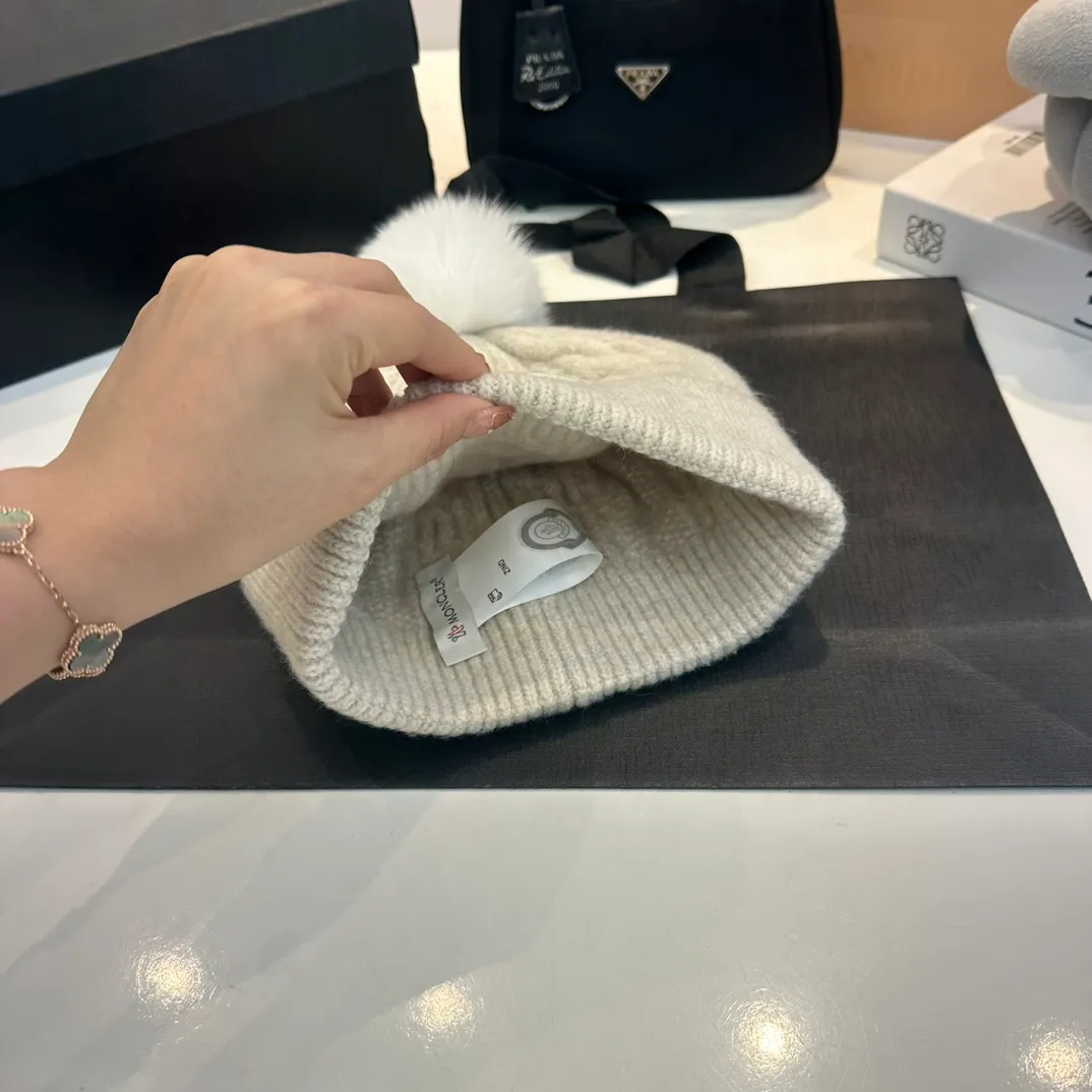 P180 MONCLER Mouth Cover Suit♥️Original hat and scarf set! Made of rabbit velvet➕cashmere, with a 15cm fox fur ball, a real fur ball! Warm and fashionable 😱[愄火] Versatile style [Love] The texture is very good, comfortable and breathable [Hey ha] Looks good no matter how you match it [Shh] A must-have for fashionistas [Wit] 4 colors available❤️❤️Unisex, the ball can be removed