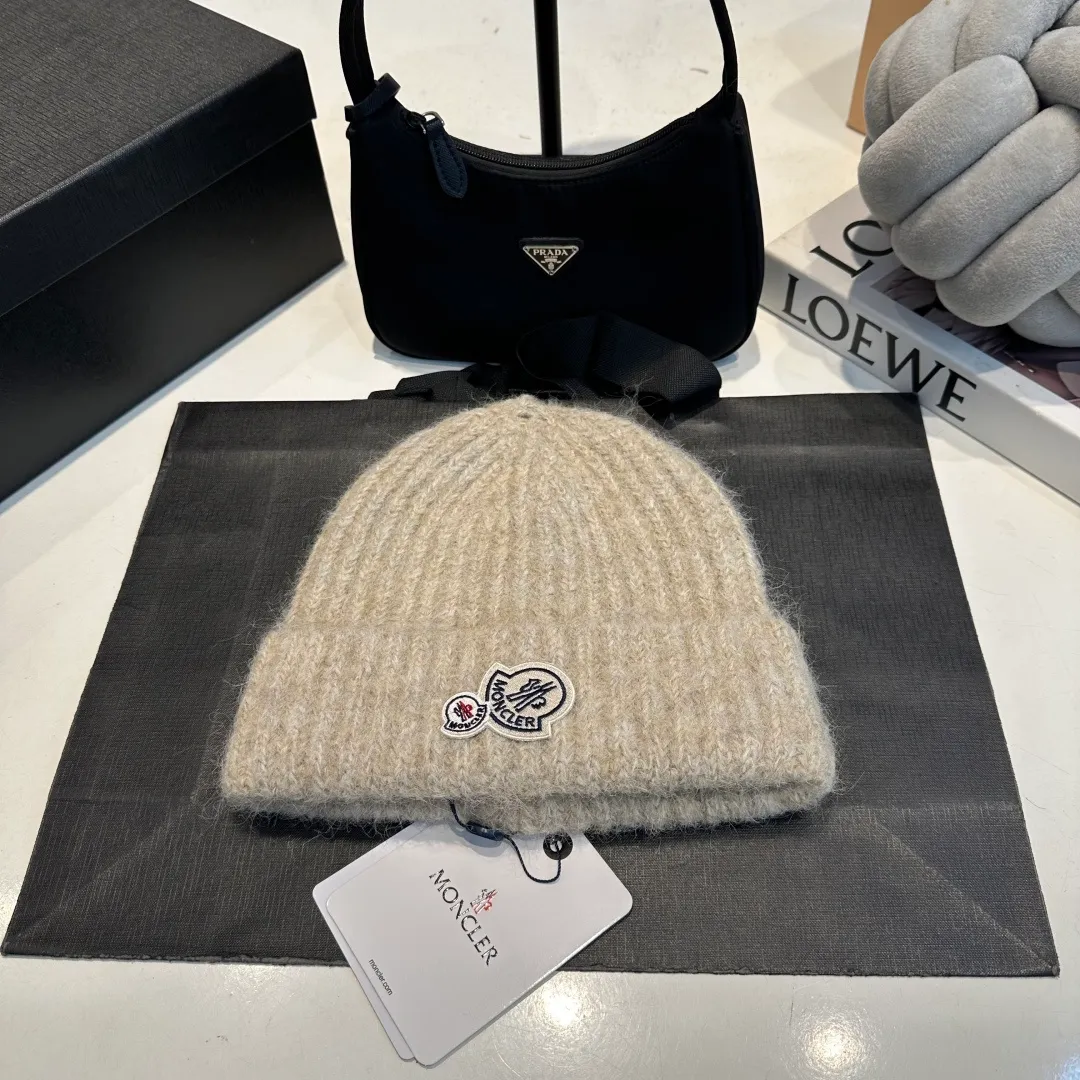 P56 MONCLER 🎩 wool knitted beanie, good quality, high-end, super soft! Super hot💖The texture is great and it’s great to match when out on the street! Fashion trends! A must-have item for winter, the same style for men and women, get it now!