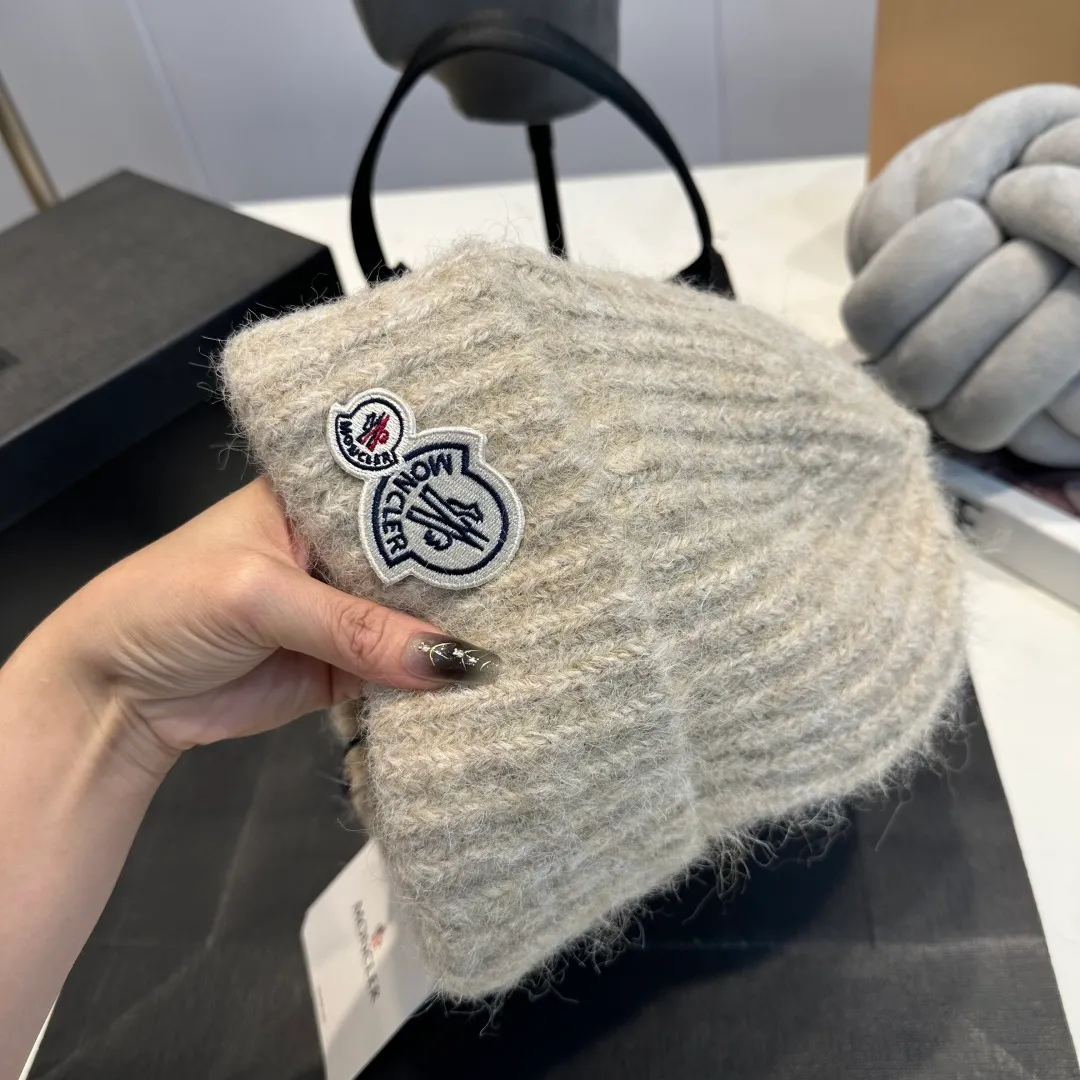 P56 MONCLER 🎩 wool knitted beanie, good quality, high-end, super soft! Super hot💖The texture is great and it’s great to match when out on the street! Fashion trends! A must-have item for winter, the same style for men and women, get it now!