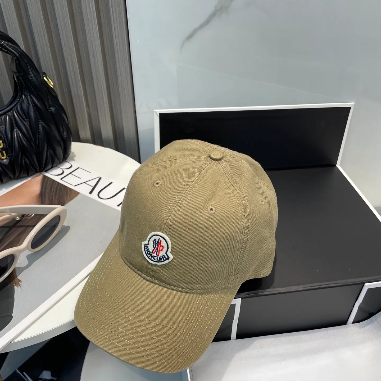 P50 MONCLER new baseball cap, a fashionable street item with a very good style, a favorite among Internet celebrities and fashion bloggers! High quality, comfortable and breathable, concave shape looks good