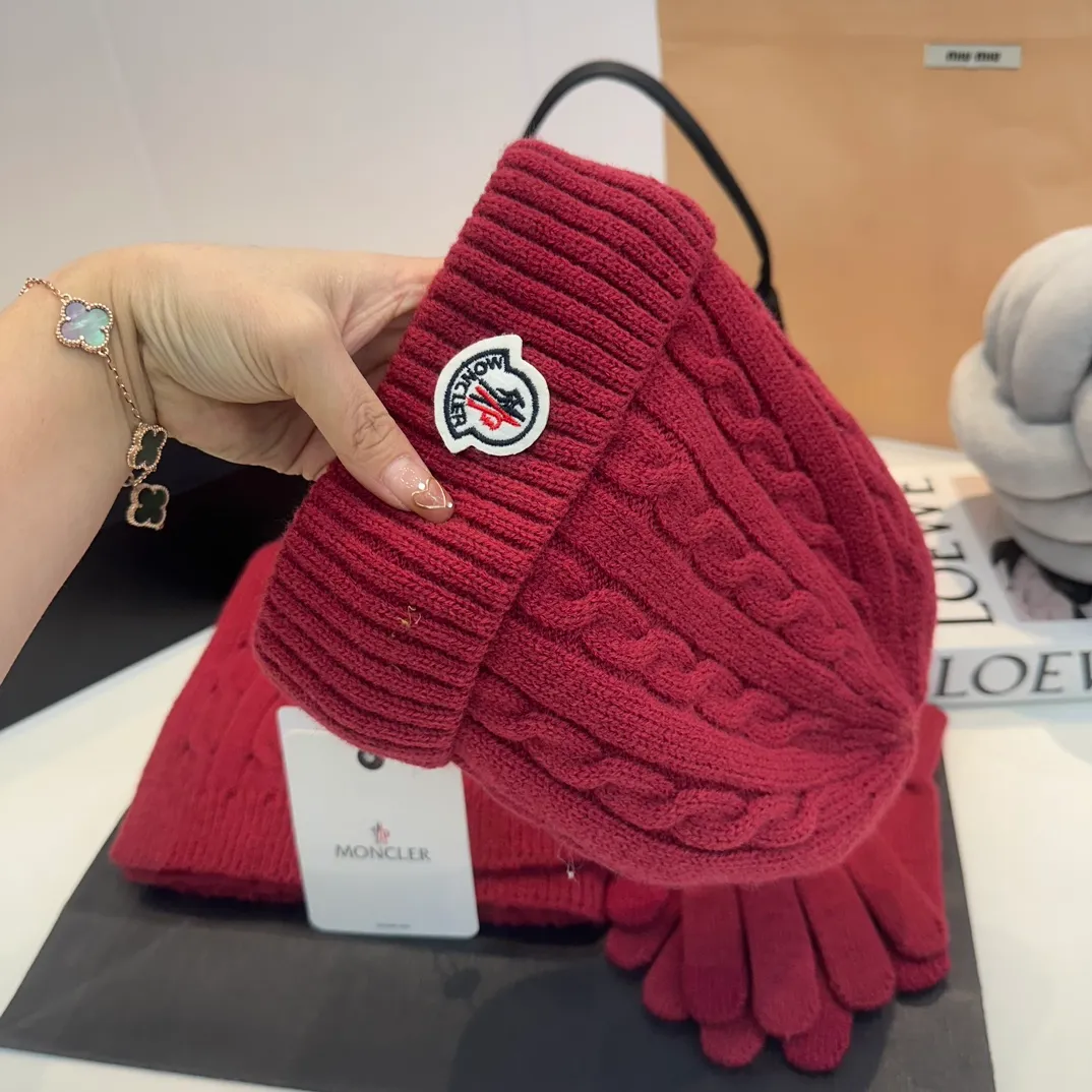 P180 Moncler autumn and winter counter model knitted beanie + scarf + gloves three-piece set, classic pattern, warm and fashionable! Fashionable and popular 🌸First-class texture, pure wool