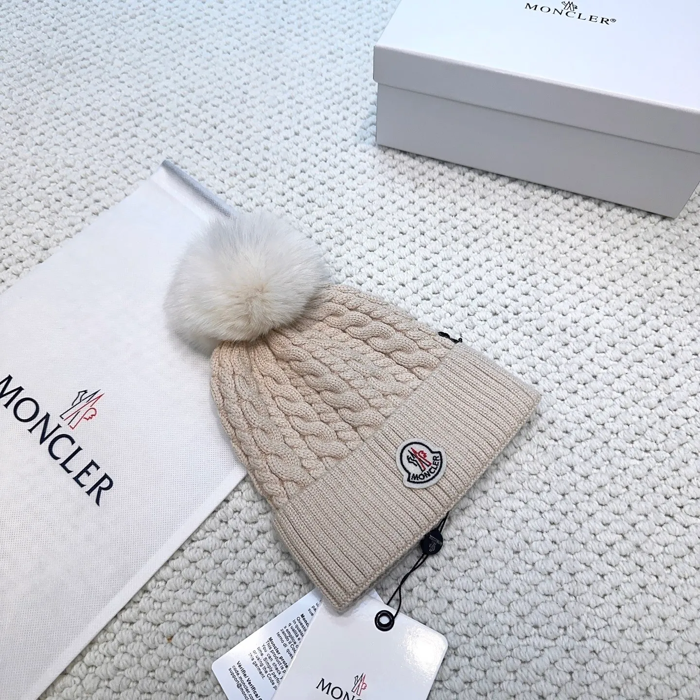 P100 with dust bag, high version Moncler Moncler 💥Official website classic knitted hat, replica of the original. Very soft and skin-friendly, very elastic 💓 Textured and very versatile style ~ Warm cashmere woolen hat, one size fits all and elastic ~ Unisex, can be worn by any head size. Super quality, highly recommended
