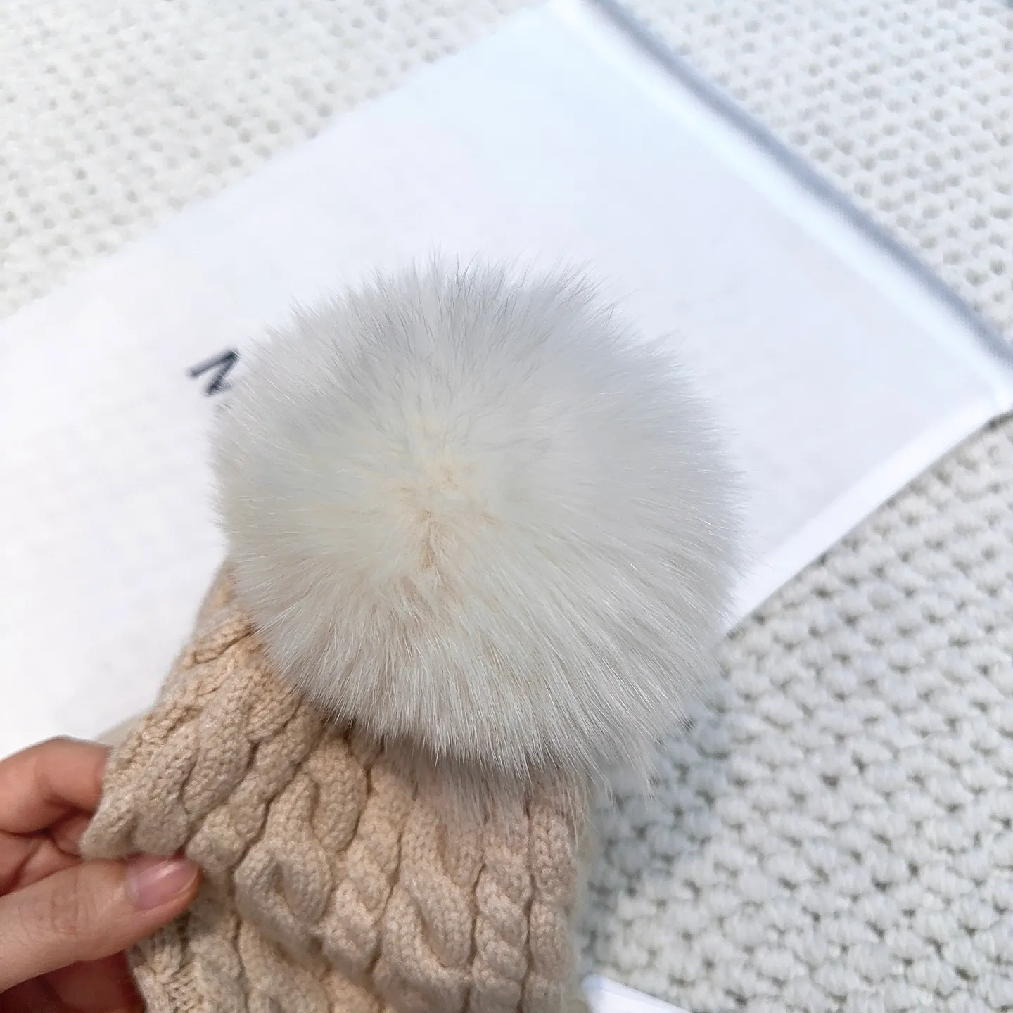 P100 with dust bag, high version Moncler Moncler 💥Official website classic knitted hat, replica of the original. Very soft and skin-friendly, very elastic 💓 Textured and very versatile style ~ Warm cashmere woolen hat, one size fits all and elastic ~ Unisex, can be worn by any head size. Super quality, highly recommended