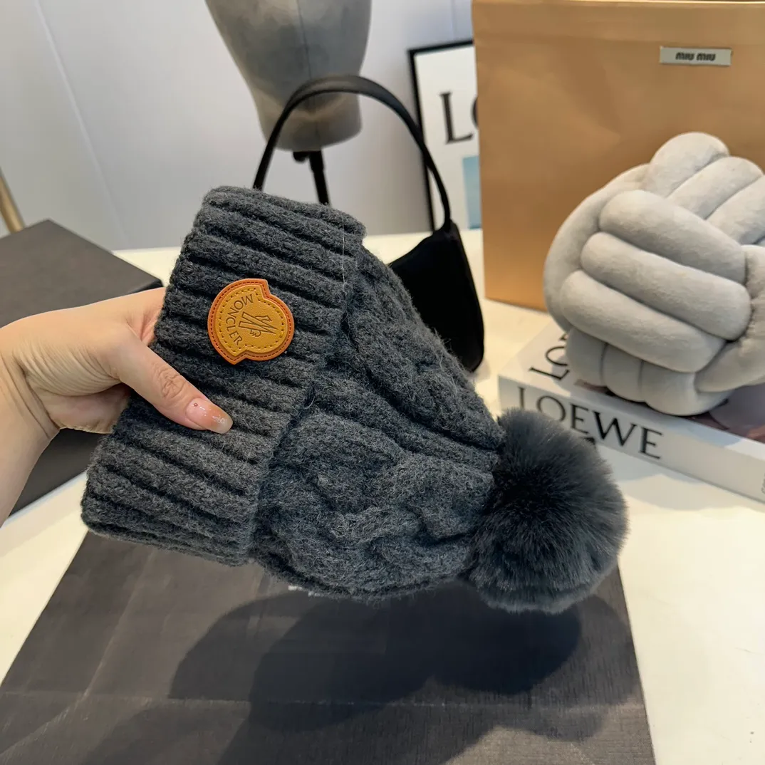 P70 Moncler 💥 Official website classic knitted hat, replica of the original. Very soft and skin-friendly, very elastic 💓 Textured and very versatile style ~ Warm cashmere woolen hat, one size fits all and elastic ~ Unisex, can be worn by any head size. Super quality, highly recommended