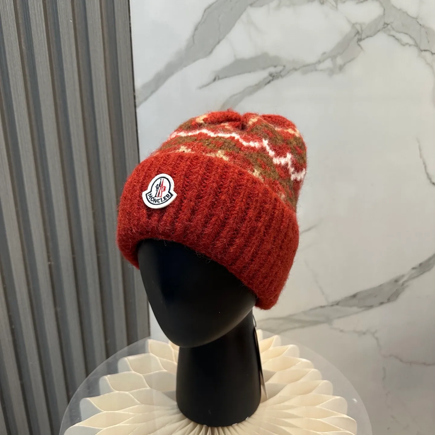 P70 high version Moncler knitted hat with mouth, very soft and skin-friendly, very elastic 💓 Textured and very versatile style ~ Warm cashmere woolen hat, one size fits all and elastic ~ Unisex, can be worn by any head size. Super quality, highly recommended