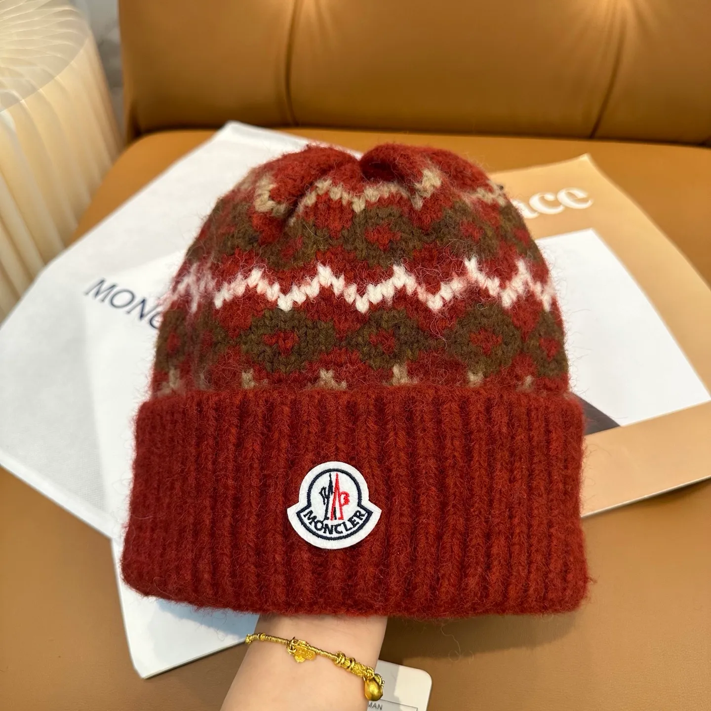 P70 high version Moncler knitted hat with mouth, very soft and skin-friendly, very elastic 💓 Textured and very versatile style ~ Warm cashmere woolen hat, one size fits all and elastic ~ Unisex, can be worn by any head size. Super quality, highly recommended