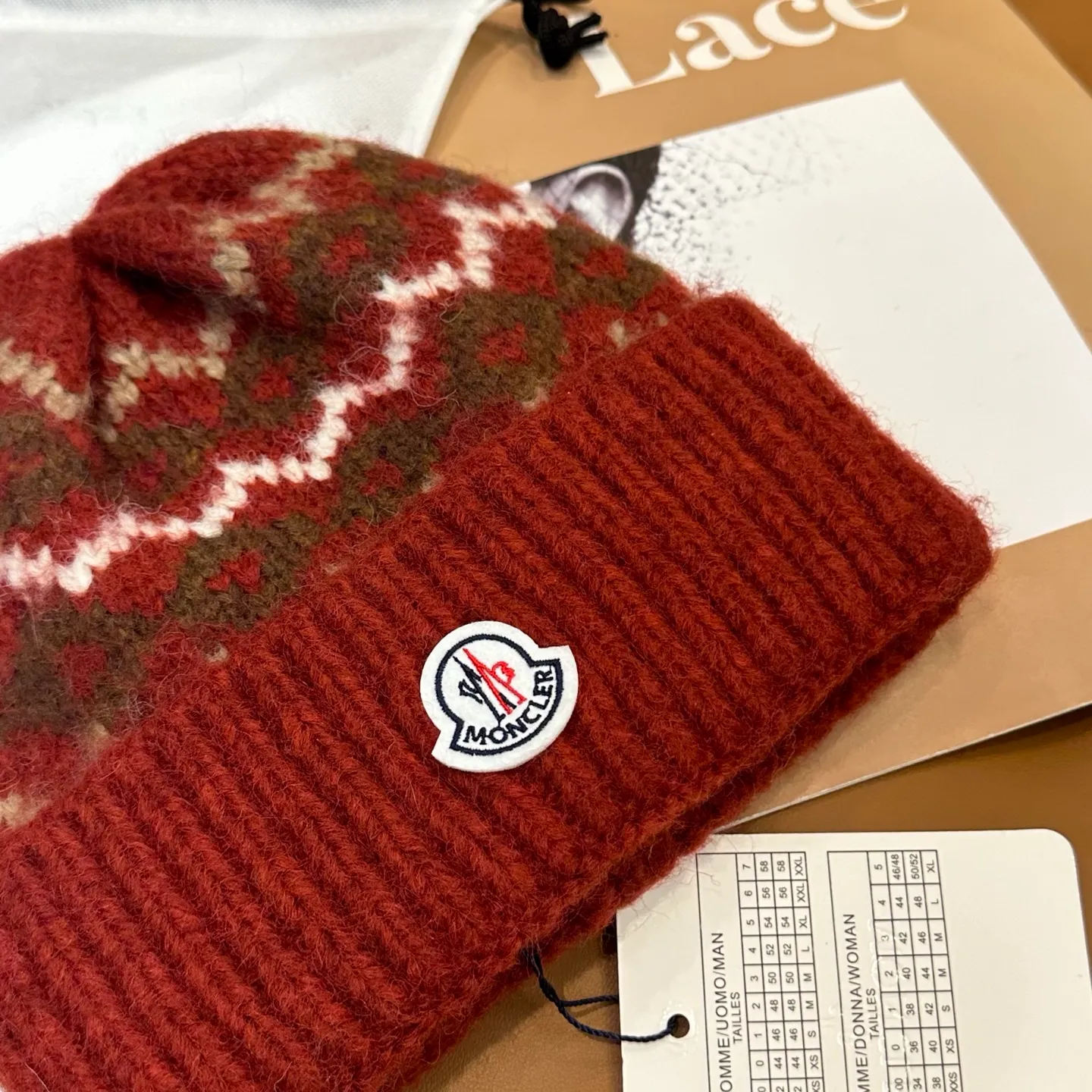 P70 high version Moncler knitted hat with mouth, very soft and skin-friendly, very elastic 💓 Textured and very versatile style ~ Warm cashmere woolen hat, one size fits all and elastic ~ Unisex, can be worn by any head size. Super quality, highly recommended