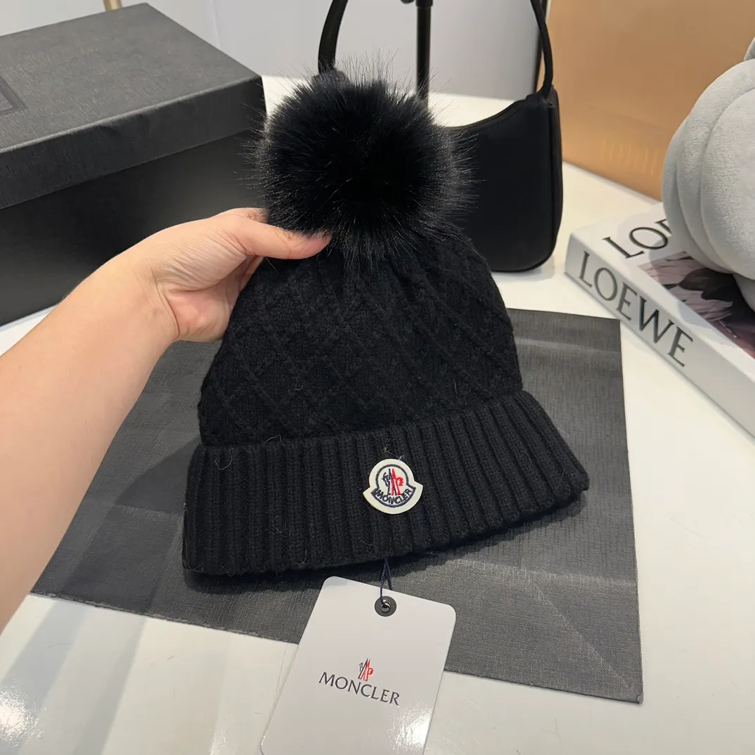 P80 Moncler👒high-end genuine exclusive style, hemp flower knitted hat, made of selected wool, skin-friendly and super soft‼ ️Paired with fox fur balls, it is very age-reducing‼ ️Complete trademark hangtags