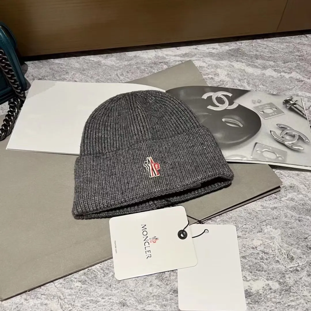Moncler muzzle knitted hat
