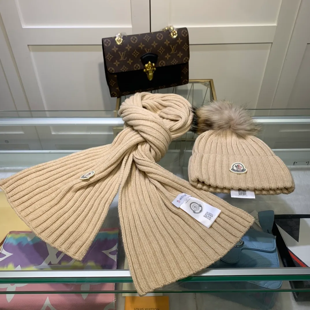P240 [Wool suit hat] MONCLER classic suit hat! Hat ➕Scarf! It's warm and super comfortable~A great tool for young ladies to reduce their age in winter~This winter, all you need is a set of hats~It's warm and fashionable! Unisex model! Can be made as a couple model! Complete range of anti-counterfeiting labels and elevators! Many styles, welcome to choose!!