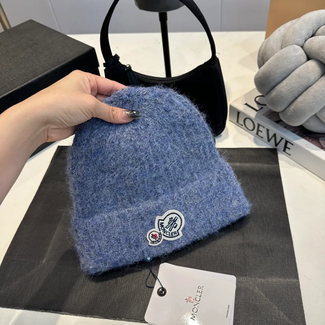 P56 MONCLER 🎩 wool knitted beanie, good quality, high-end, super soft! Super hot💖The texture is great and it’s great to match when out on the street! Fashion trends! A must-have item for winter, the same style for men and women, get it now!