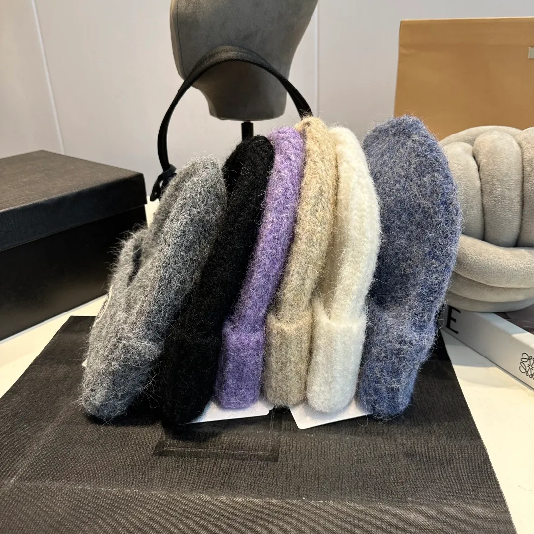 P56 MONCLER 🎩 wool knitted beanie, good quality, high-end, super soft! Super hot💖The texture is great and it’s great to match when out on the street! Fashion trends! A must-have item for winter, the same style for men and women, get it now!