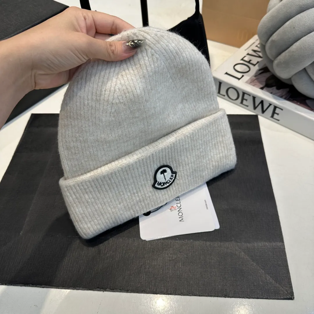 P70 MONCLER muffled knitted beanie, good quality, high-end and elegant, super popular 💖The texture is great, it’s great to match when out on the street! Fashion trends! A must-have item for winter, the same style for men and women, get it now!