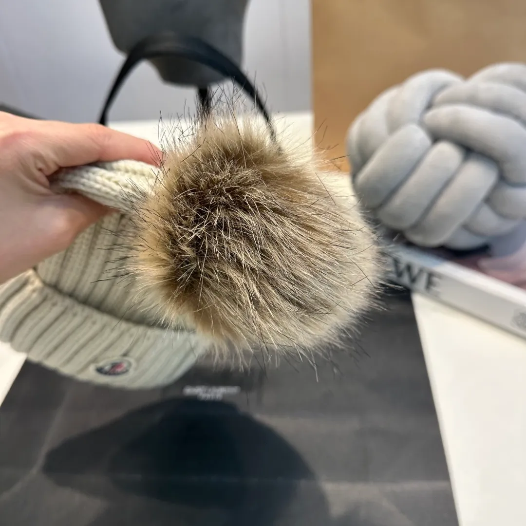 P50 high version Moncler Moncler 💥 Official website classic knitted hat, replica of the original. Very soft and skin-friendly, very elastic 💓 Textured and very versatile style ~ Warm cashmere woolen hat, one size fits all and elastic ~ Unisex, can be worn by any head size. Super quality, highly recommended