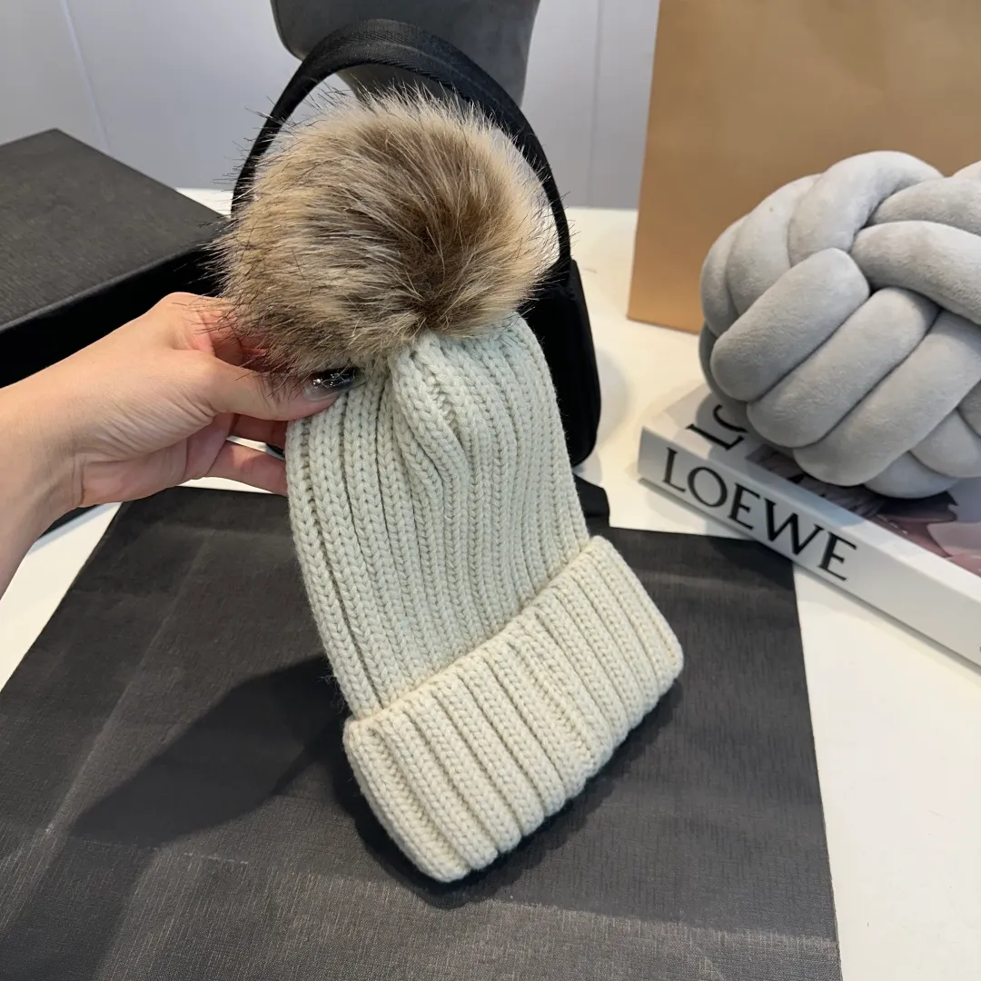P50 high version Moncler Moncler 💥 Official website classic knitted hat, replica of the original. Very soft and skin-friendly, very elastic 💓 Textured and very versatile style ~ Warm cashmere woolen hat, one size fits all and elastic ~ Unisex, can be worn by any head size. Super quality, highly recommended