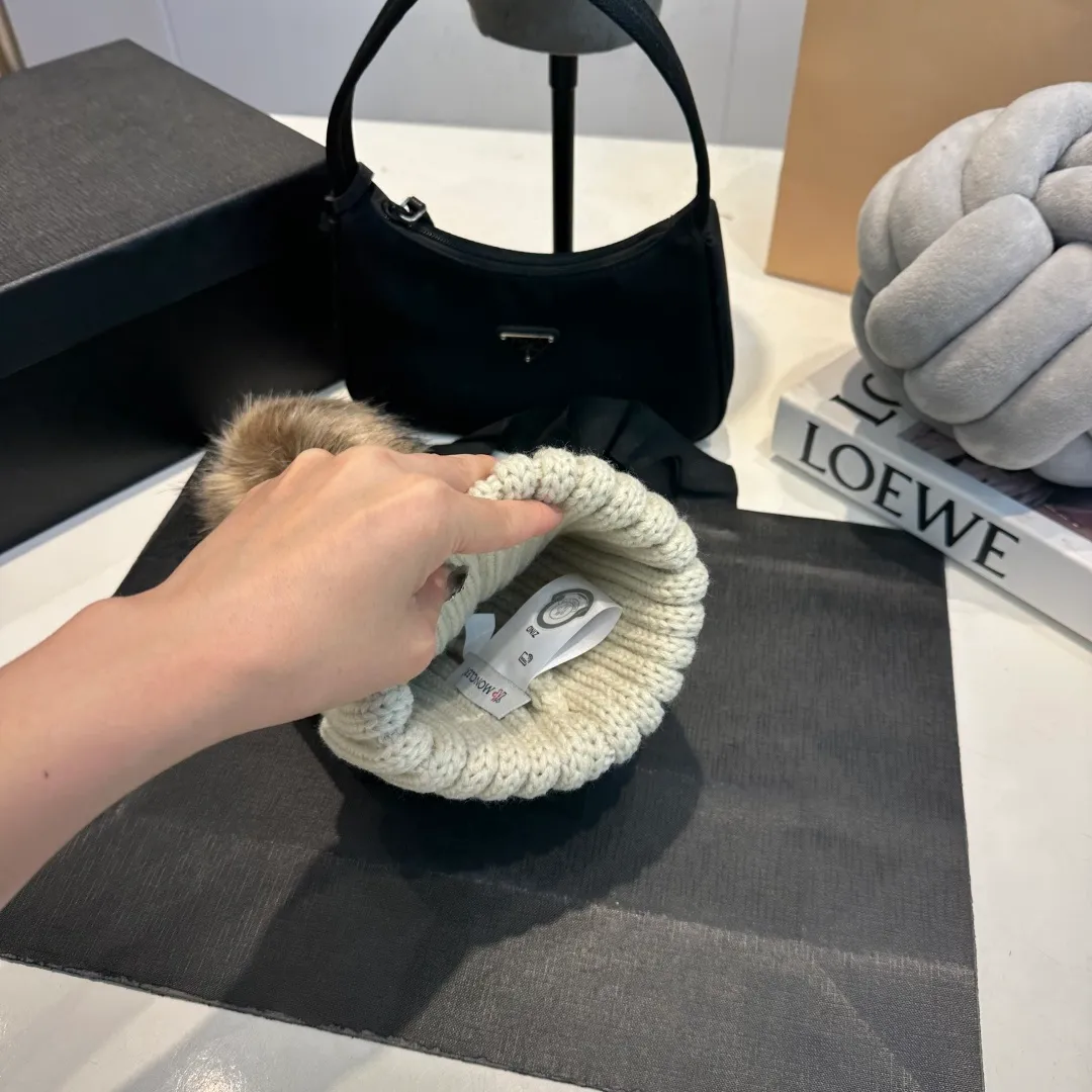 P50 high version Moncler Moncler 💥 Official website classic knitted hat, replica of the original. Very soft and skin-friendly, very elastic 💓 Textured and very versatile style ~ Warm cashmere woolen hat, one size fits all and elastic ~ Unisex, can be worn by any head size. Super quality, highly recommended