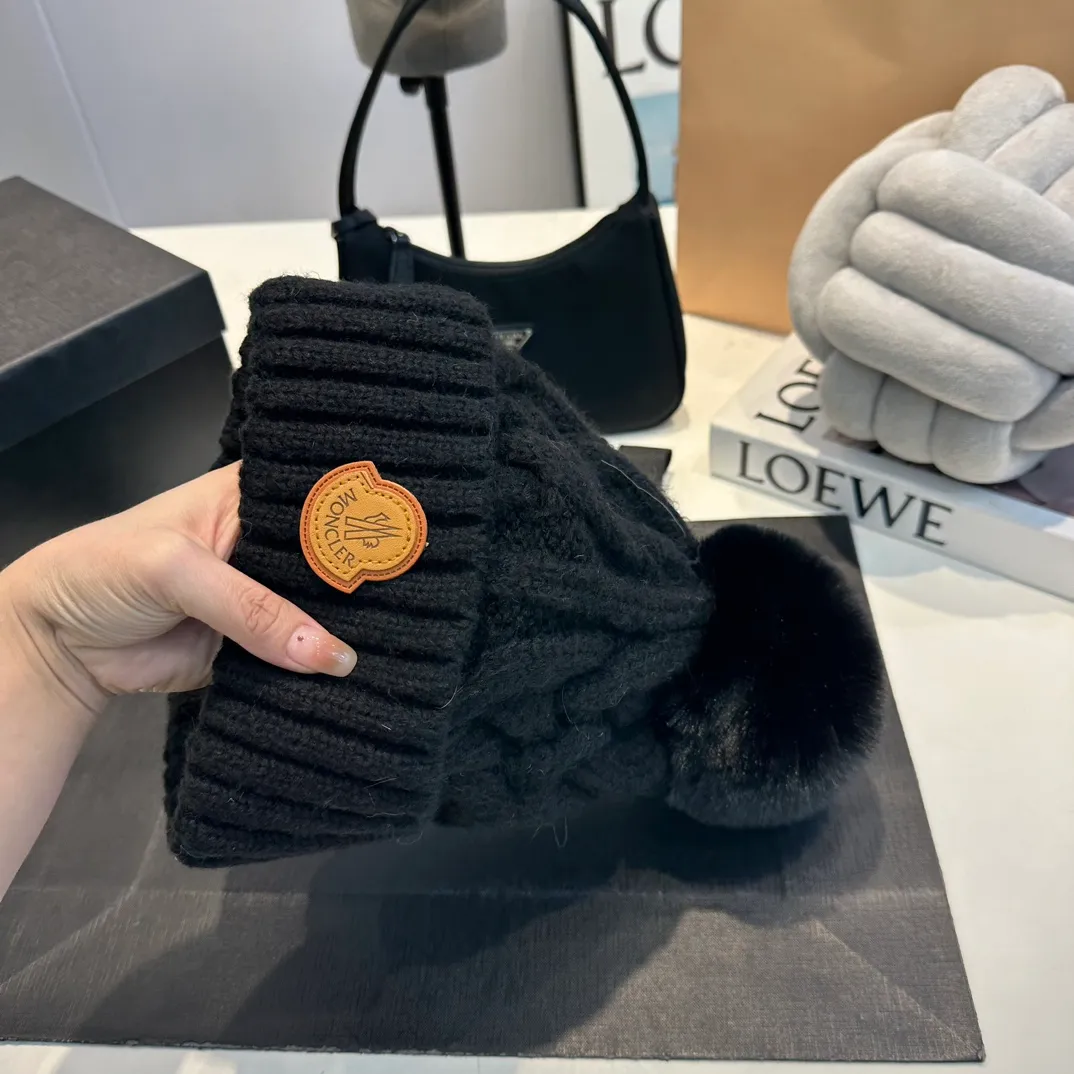 P70 Moncler 💥 Official website classic knitted hat, replica of the original. Very soft and skin-friendly, very elastic 💓 Textured and very versatile style ~ Warm cashmere woolen hat, one size fits all and elastic ~ Unisex, can be worn by any head size. Super quality, highly recommended