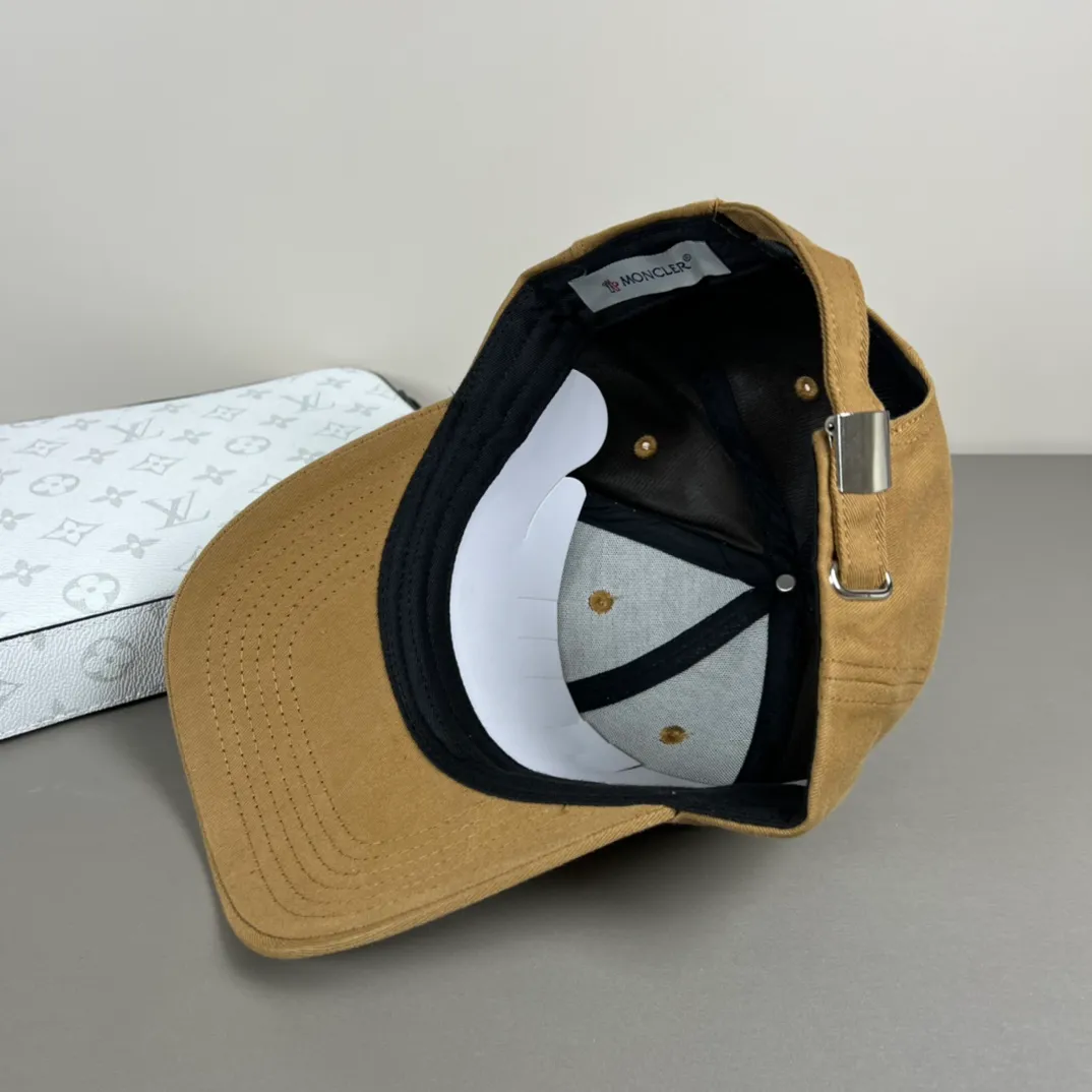P56 comes with dust bag MONCLER mouth covering 🎩Good quality, high-end atmosphere, super popular 💖The texture is great, it is very easy to match when out on the street! Fashion trends! A must-have item for going out, the same style for men and women, get it now!