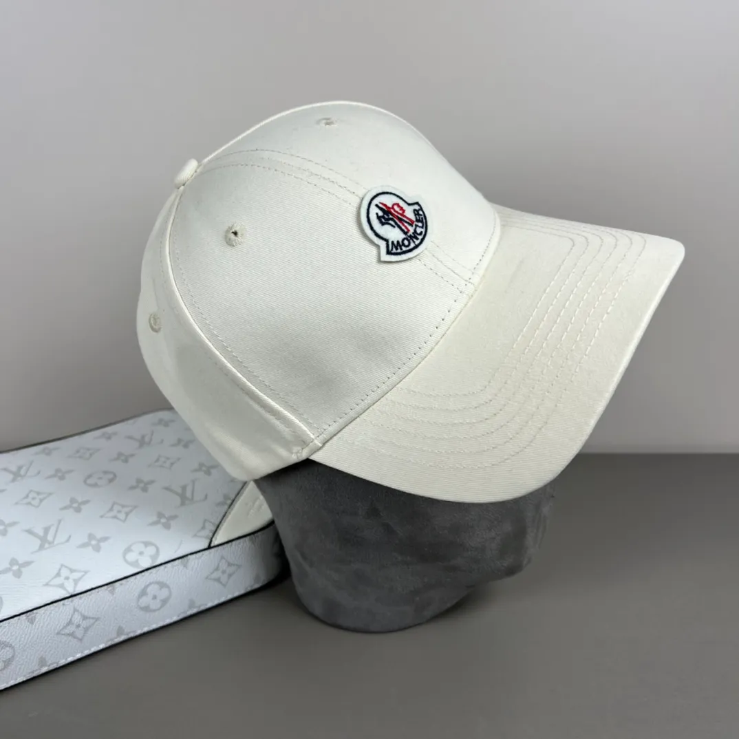 P56 comes with dust bag MONCLER mouth covering 🎩Good quality, high-end atmosphere, super popular 💖The texture is great, it is very easy to match when out on the street! Fashion trends! A must-have item for going out, the same style for men and women, get it now!