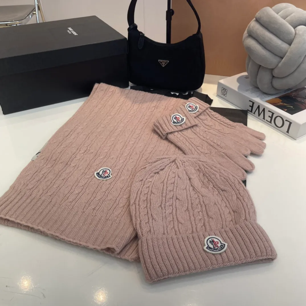 P180 Moncler wool knitted three-piece set, gloves + hat + scarf set ❄️ Wool knitted, super cute with cashmere scarf, a must-have for autumn and winter